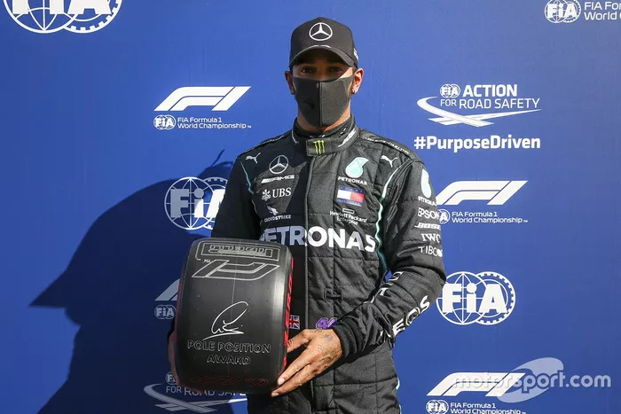 Ganador de la pole Lewis Hamilton, Mercedes F1
