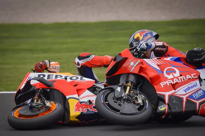 La caída de Marc Márquez, Repsol Honda Team, y Jorge Martín, Pramac Racing