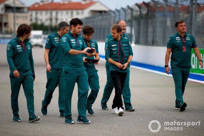 Sebastian Vettel, Aston Martin, camina la pista 