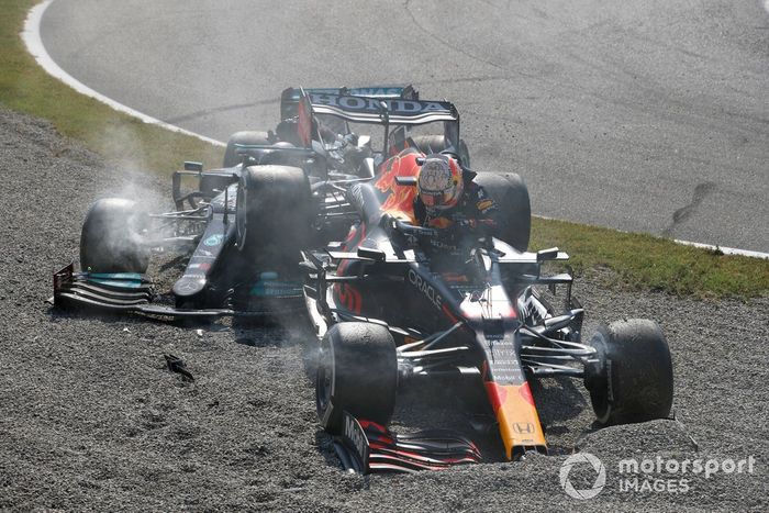 Max Verstappen, Red Bull Racing RB16B, y Lewis Hamilton, Mercedes W12, chocan en la primera chicane y se retiran de la carrera