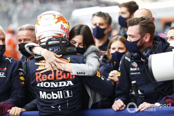 Max Verstappen, Red Bull Racing, 2ª posición, celebra con su novia Kelly Piquet y el equipo Red Bull Racing
