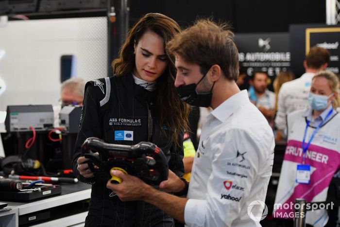 La actriz y modelo, Cara Delevigne en el garaje de DS Techeetah con Antonio Felix Da Costa