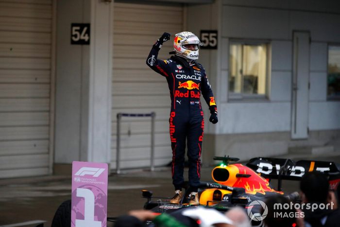 Max Verstappen, Red Bull Racing, 1ª posición, celebra en el Parc Ferme