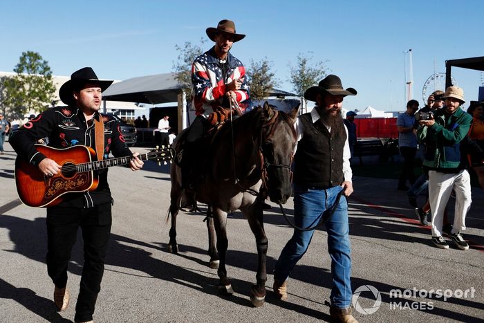 Daniel Ricciardo, McLaren, en un caballo