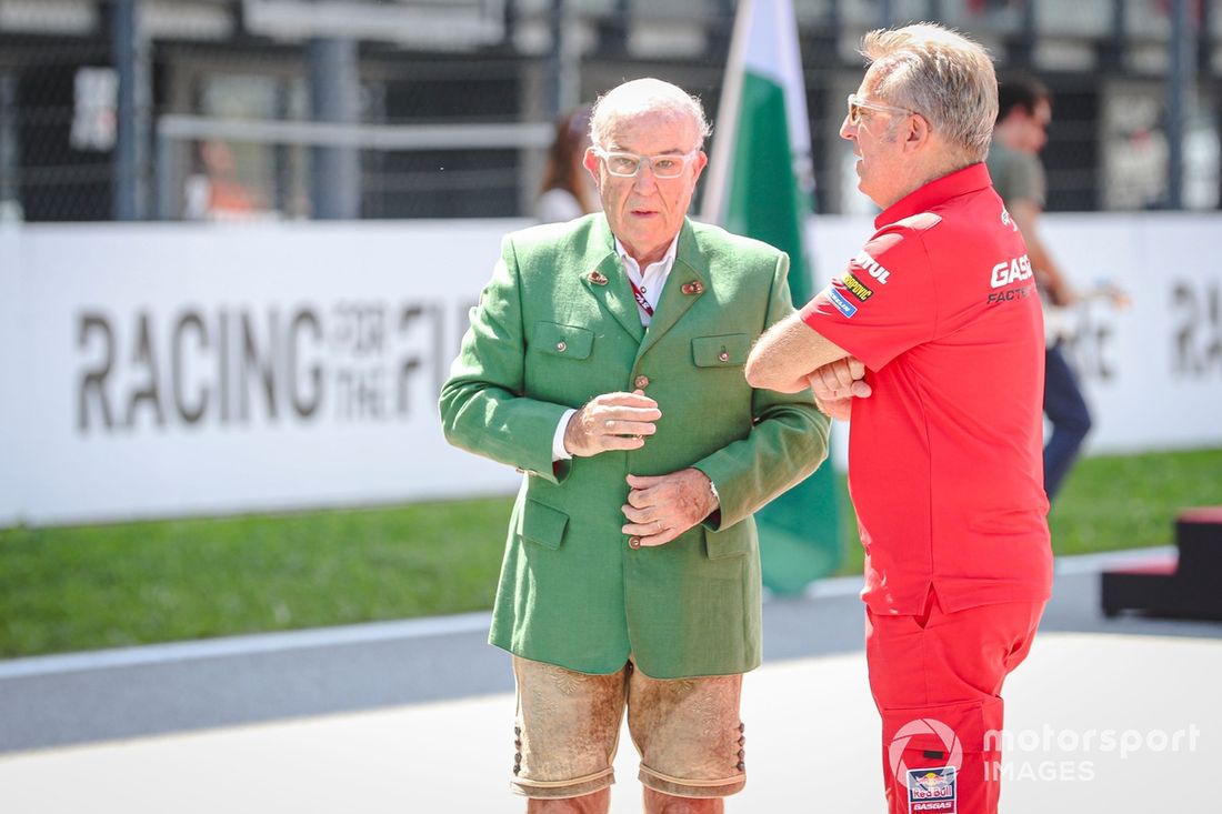 Carmelo Ezpeleta, dyrektor generalny Dorna Sports, Hervé Poncharal, menedżer zespołu Tech3