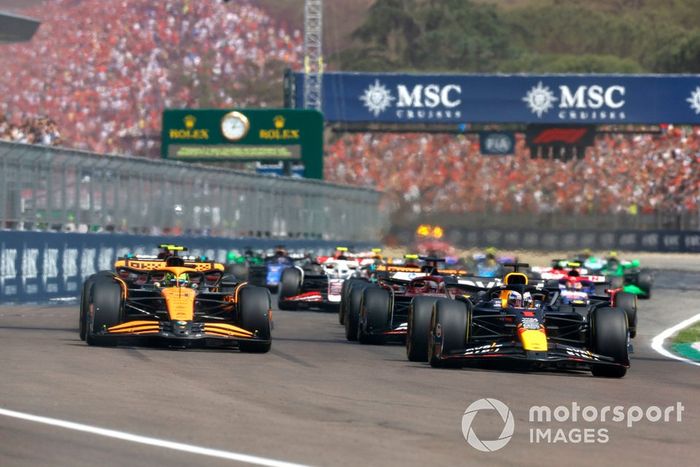 Max Verstappen, Red Bull Racing RB20, Lando Norris, McLaren MCL38, Charles Leclerc, Ferrari SF-24, Carlos Sainz, Ferrari SF-24, el resto de la parrilla en la salida.