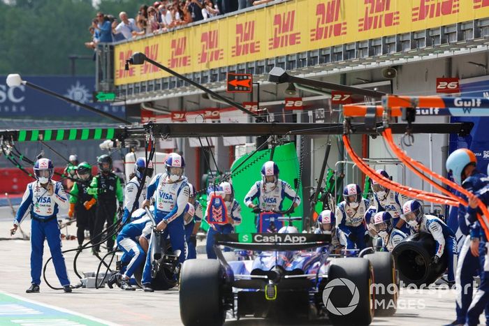 Daniel Ricciardo, RB F1 Team VCARB 01, entra en el pit lane para una parada en boxes