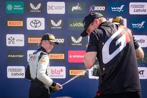 Podio: Kalle Rovanperä, Toyota Gazoo Racing WRT, Jari-Matti Latvala, Director del equipo Toyota Gazoo Racing.