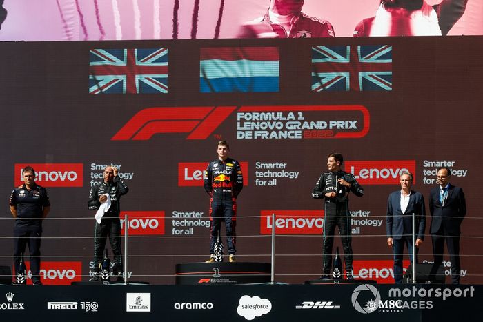 Podio: segundo lugar Lewis Hamilton, Mercedes-AMG, ganador Max Verstappen, Red Bull Racing, tercer lugar George Russell, Mercedes-AMG 