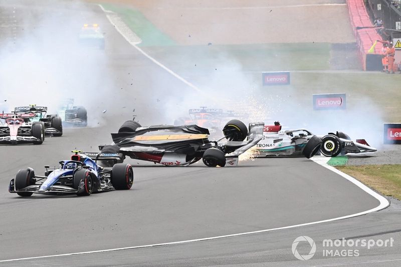 El accidente de Zhou Guanyu, Alfa Romeo C42, George Russell, Mercedes W13 en el inicio de la carrera