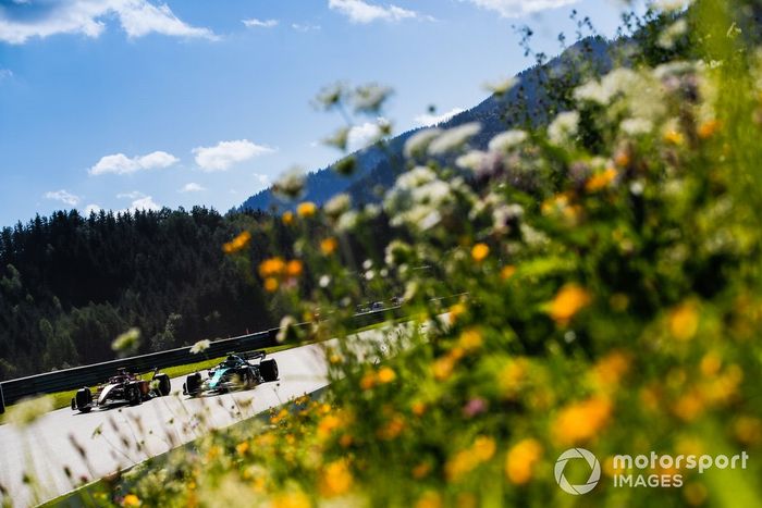 Carlos Sainz, Ferrari F1-75, junto a Sebastian Vettel, Aston Martin AMR22