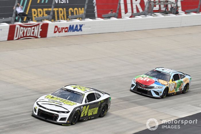 William Byron, Hendrick Motorsports, RaptorTough.com Chevrolet Camaro, Kyle Busch, Joe Gibbs Racing, M&M's Crunchy Cookie Toyota Camry