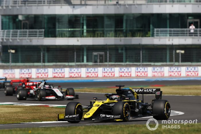 Daniel Ricciardo, Renault F1 Team R.S.20, Romain Grosjean, Haas VF-20