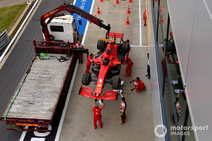 El Ferrari de Sebastian Vettel, sufre una ruptura de motor