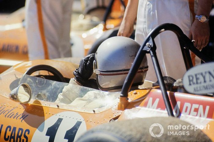 Bruce McLaren, McLaren M14A Ford en pit lane