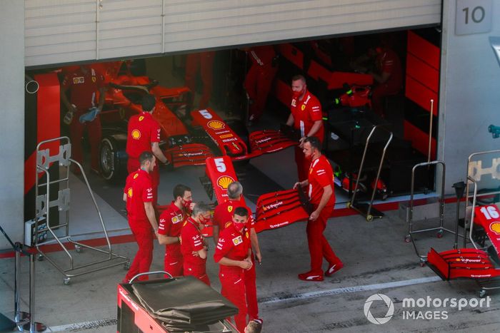 El monoplaza de Sebastian Vettel Ferrari SF1000 en pit lane