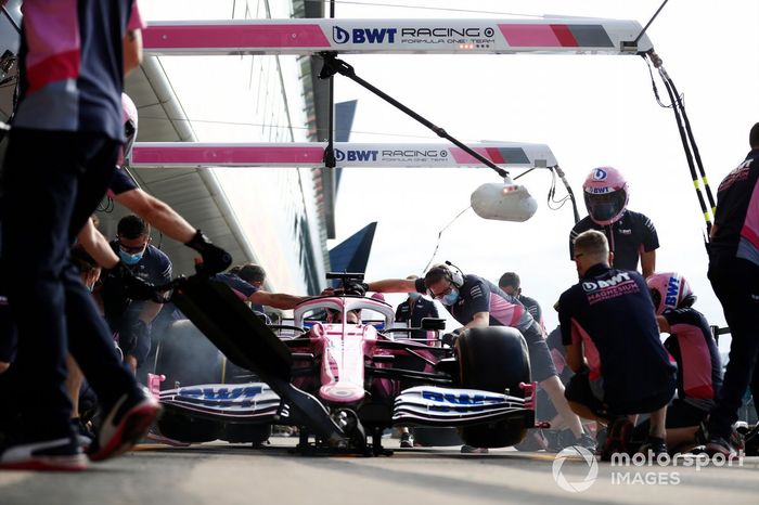 El equipo de Racing Point practica una pit stop con el monoplaza de Nico Hulkenberg Racing Point RP20 