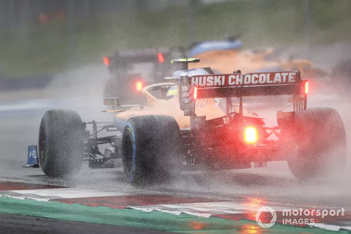 Lando Norris, McLaren MCL35, Carlos Sainz Jr., McLaren MCL35 