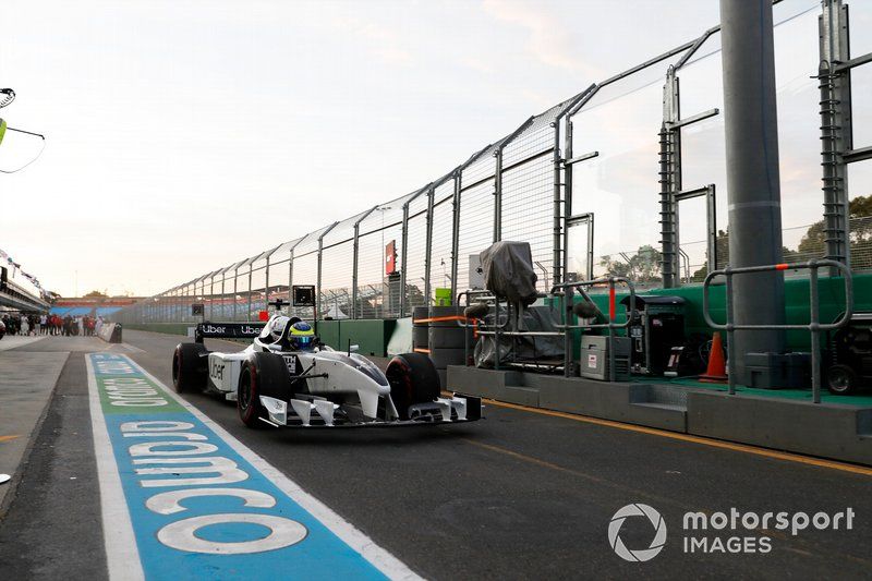 Zsolt Baumgartner deja los pits en el F1 de 2 plazas