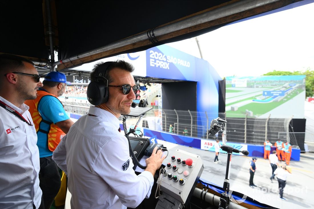 Un delegado de la FIA observa el circuito