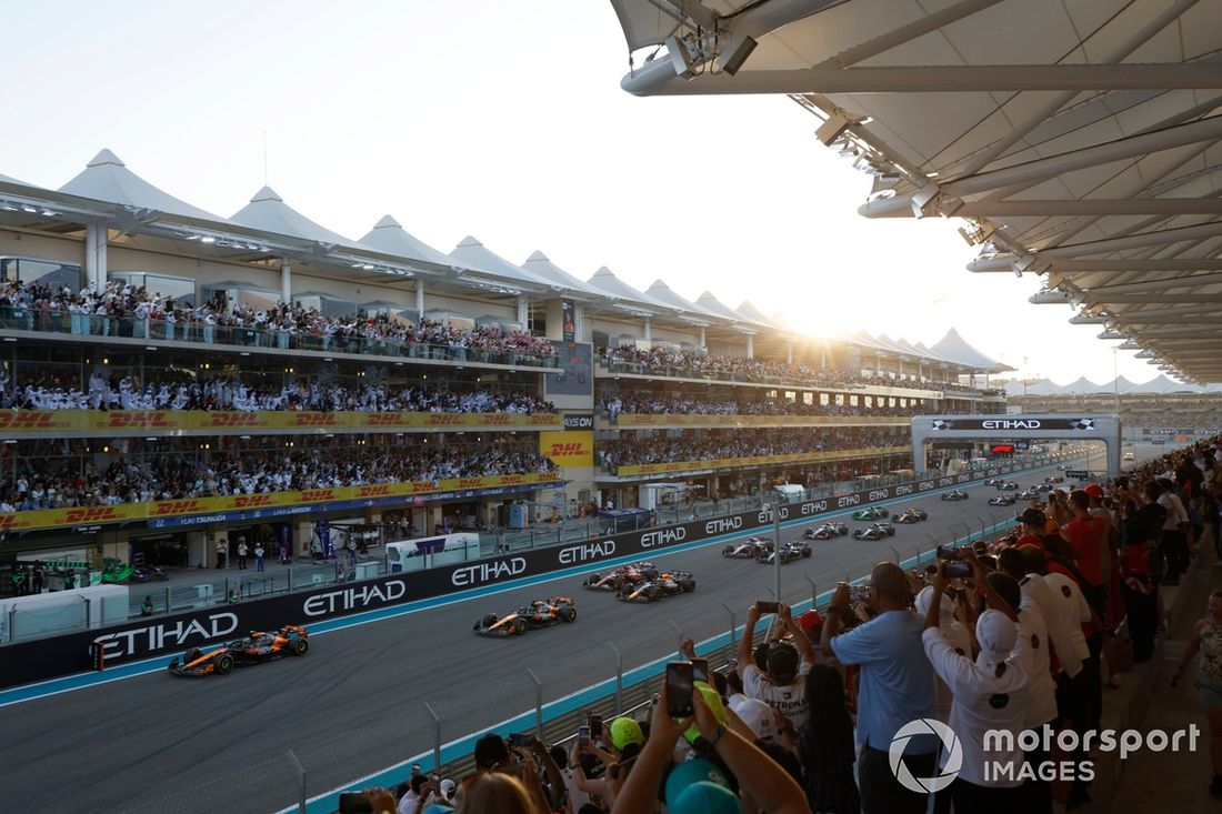 Lando Norris, McLaren MCL38, Oscar Piastri, McLaren MCL38, Max Verstappen, Red Bull Racing RB20, Carlos Sainz, Ferrari SF-24, el resto de la parrilla en la salida.