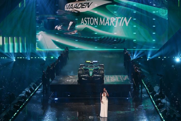 Tems actúa delante del Aston Martin Racing AMR25