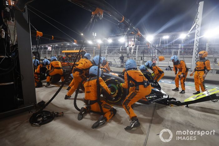 Oscar Piastri, McLaren MCL60, hace una parada en boxes