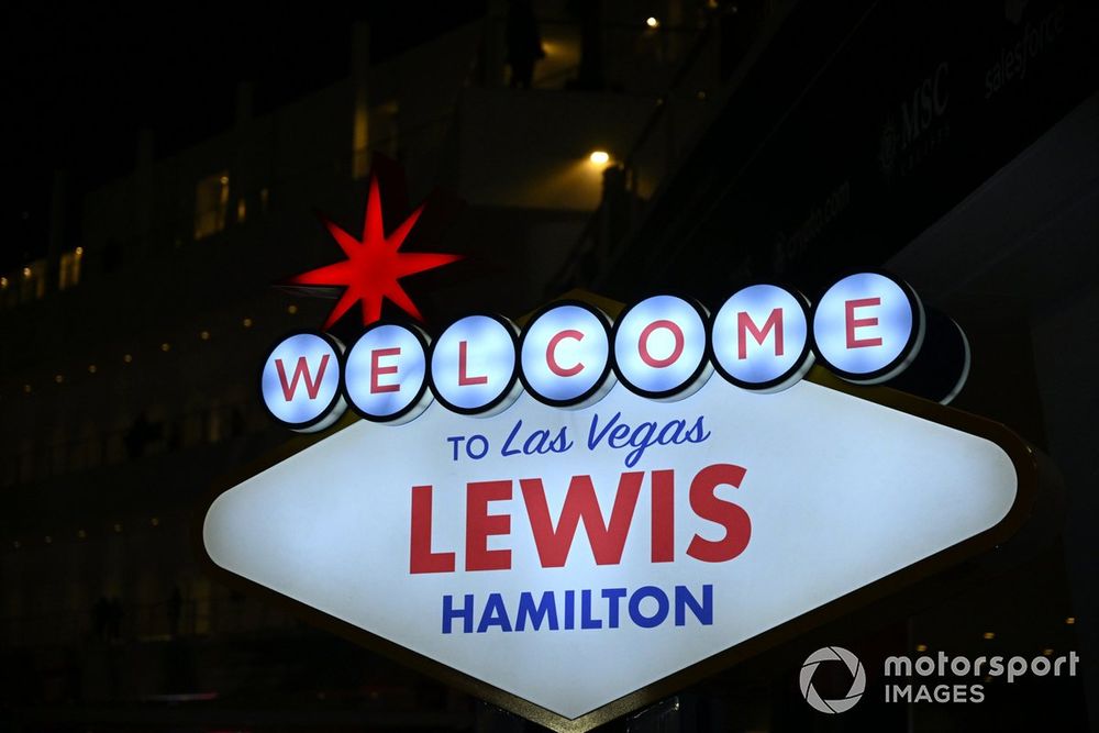 El nombre de Lewis Hamilton, Mercedes-AMG, en el paddock del Gran Premio de Las Vegas 2023.