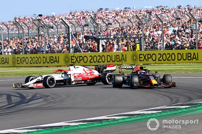 Kimi Raikkonen, Alfa Romeo Racing C41, hace un trompo después de hacer contacto con Sergio Pérez, Red Bull Racing RB16B  