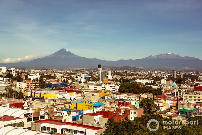 Aspectos de la ciudad de Puebla y el volcán Popocatépetl 