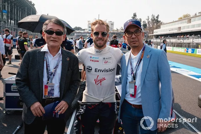 Un invitado posa para una foto con Sam Bird en la cuadrícula