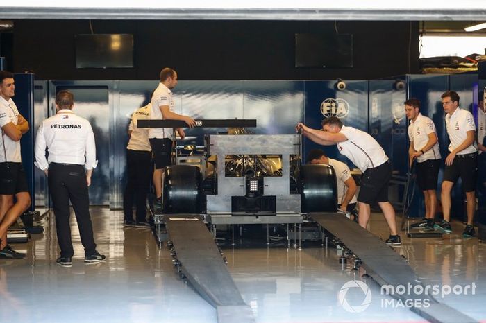 Un Mercedes AMG F1 W10 se somete a escrutinio técnico