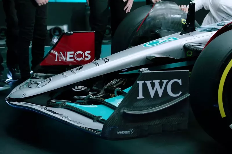 Gros plan sur l'aileron avant de la Mercedes W13