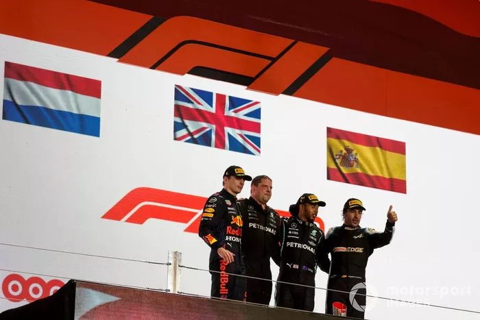 Podio: segundo lugar Max Verstappen, Red Bull Racing, ganador Lewis Hamilton, Mercedes, tercer lugar Fernando Alonso, Alpine F1