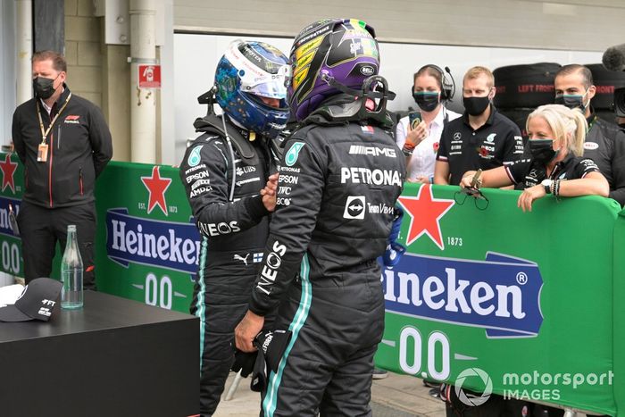 Ganador de la pole  para la carrera sprint Lewis Hamilton, de Mercedes, es felicitado por Valtteri Bottas, de Mercedes, en el Parc Ferme