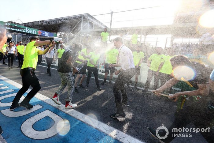 Lewis Hamilton, Mercedes y el equipo Mercedes celebran con champán tras la carrera