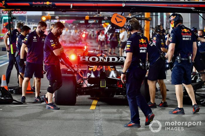 Max Verstappen, Red Bull Racing RB16B, en boxes