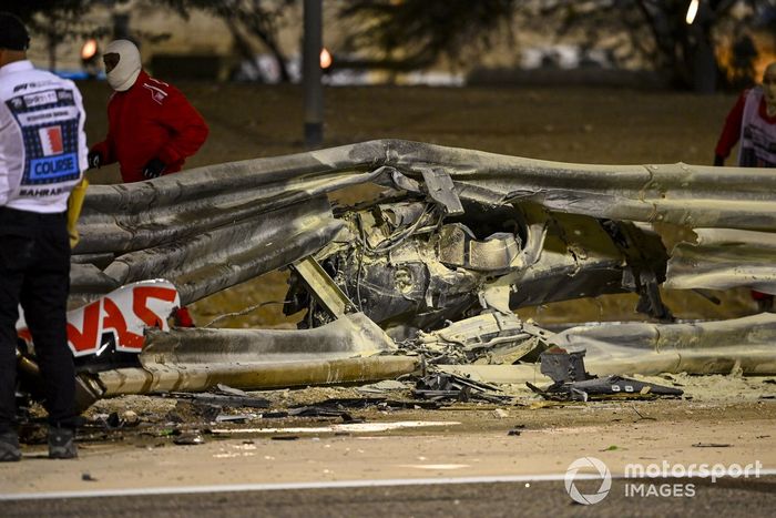 Los restos quemados del monoplaza de Romain Grosjean, Haas VF-20 y barra de conteción dañada
