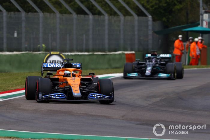 Daniel Ricciardo, McLaren MCL35M, Lewis Hamilton, Mercedes W12