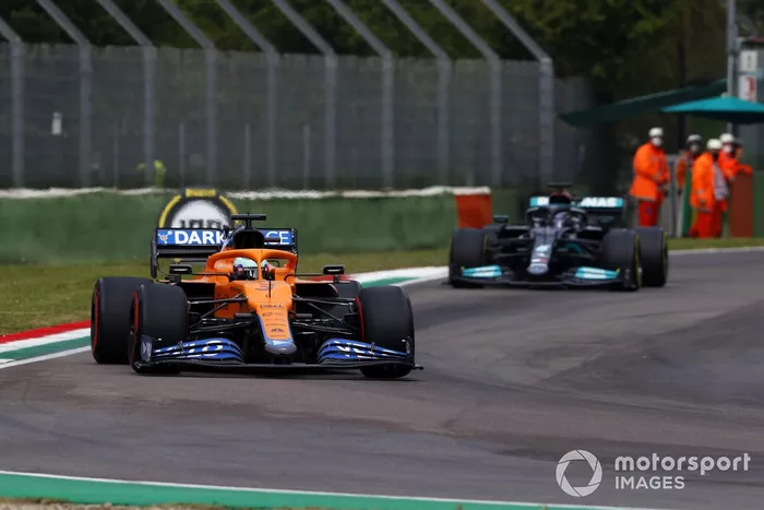 Daniel Ricciardo, McLaren MCL35M, Lewis Hamilton, Mercedes W12
