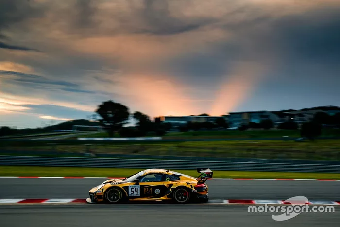 #54 Dinamic Motorsport Porsche 911 GT3 R: Laurens Vanthoor, Earl Bamber, Kevin Estre