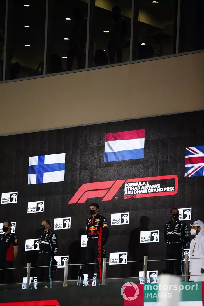 Podio: Paul Monaghan, Jefe de ingenieros de Red Bull Racing, segundo lugar Valtteri Bottas, Mercedes-AMG F1, ganador Max Verstappen, Red Bull Racing, y tercer lugar Lewis Hamilton, Mercedes-AMG F1