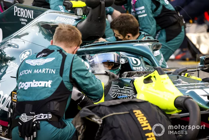 Mecánicos en la parrilla con Lance Stroll, Aston Martin AMR21