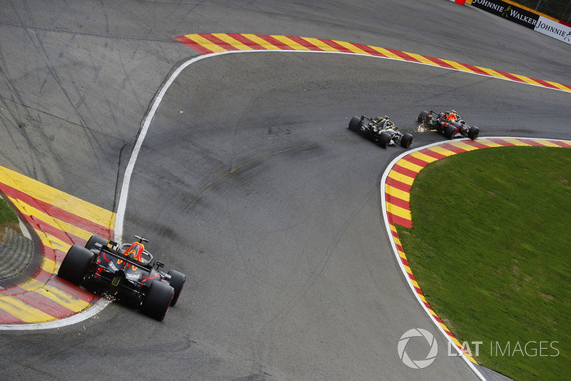 Max Verstappen, Red Bull Racing RB14, leads Nico Hulkenberg, Renault Sport F1 Team R.S. 18, and Daniel Ricciardo, Red Bull Racing RB14