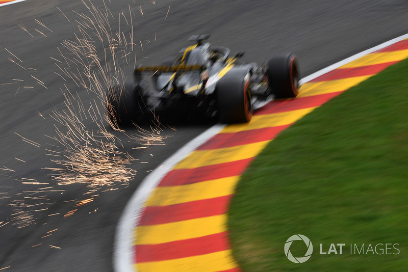 18: Nico Hulkenberg, Renault Sport F1 Team R.S. 18, (back of grid start)