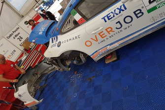 Lavori di riparazione sulla Porsche 911 GT3 Cup di Riccardo Cazzaniga, Ghinzani Arco Motorsport dopo l'incidente nelle Qualifiche