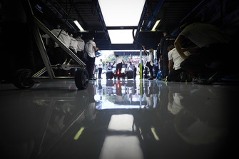 Meccanici con la monoposto di Lewis Hamilton Mercedes AMG F1 W09