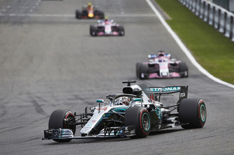Lewis Hamilton, Mercedes AMG F1 W09, Sergio Perez, Racing Point Force India VJM11
