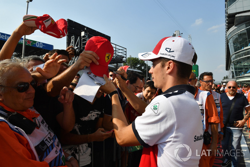 Charles Leclerc, Sauber signs autographs for the fans