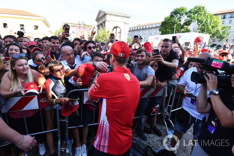 Sebastian Vettel, Ferrari, firma autografi ai fan
